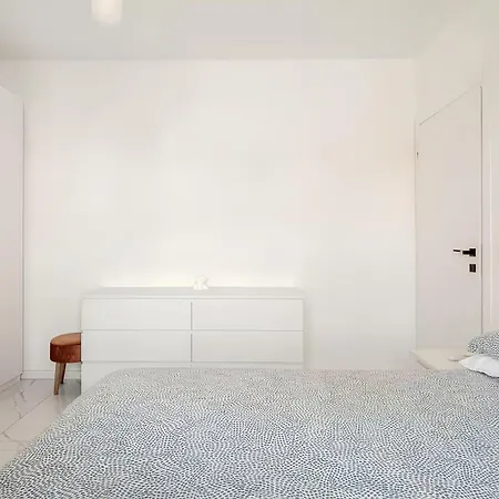 Modern * Λατίνα